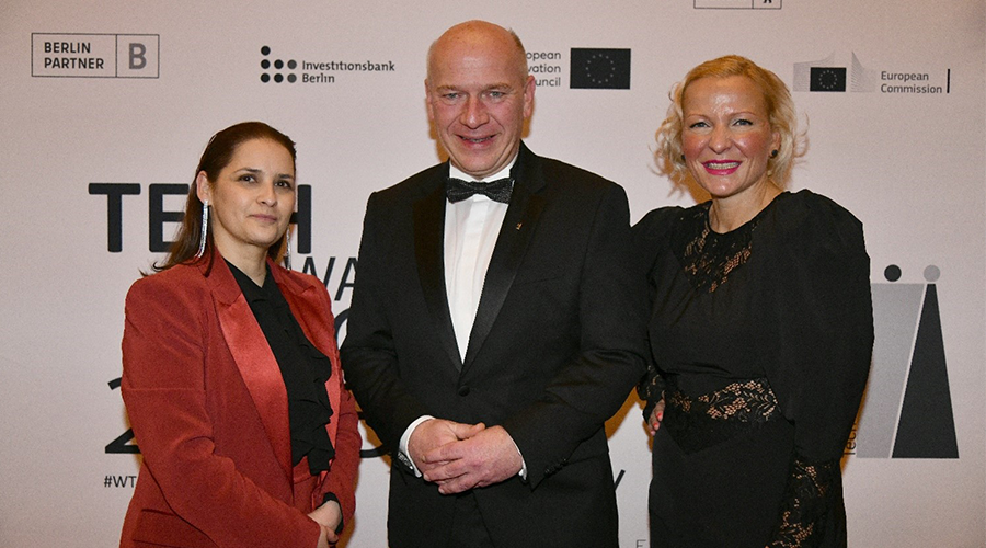v.l.n.r.: Mali M. Baum (Gründerin & Geschäftsführerin WLOUNGE und MAGDAgroup), Kai Wegner (Regierender Bürgermeister von Berlin), Jeannine Koch (geschäftsführende Vorstandsvorsitzende medianet berlinbrandenburg e.V.)