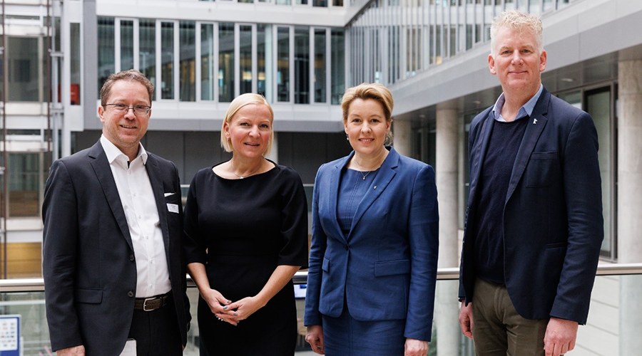 v.l.n.r.: Tim Dümichen (KPMG AG Wirtschaftsprüfungsgesellschaft), Jeannine Koch (medianet berlinbrandenburg e.V.), Franziska Giffey (Senatorin für Wirtschaft, Energie und Betriebe), gregor c. blach (WE DO communication) © Ronald Patrick